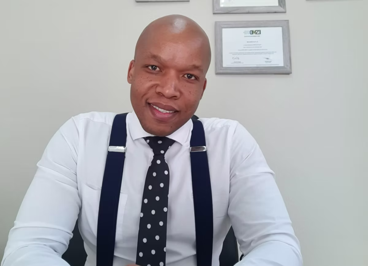 Dr Thulo Molefi